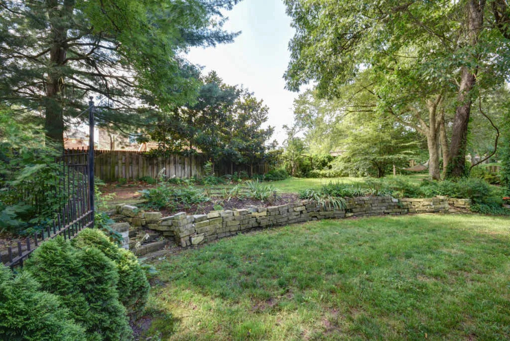 13FHE_Backyard_GardenArea
